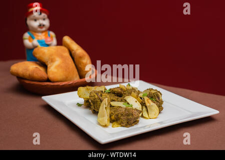 Indisches Huhn cafreal Teller mariniert mit viel Koriander (Cilantro), Ingwer, Knoblauch, Limettensaft zusammen mit trockenen Gewürzen und serviert mit Brot Stockfoto