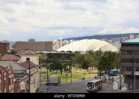 QUITO, ECUADOR - August 6, 2014: die Gran Colombia Avenue mit dem Parque del Arbolito und die Casa de la Cultura Ecuatoriana in der Rückseite Stockfoto