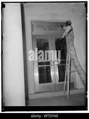 Meine Mitarbeiter nehmen neue Viertel. Washington, D.C., 31.12.27. Die United Mine Workers of America, einer von John Lewis' stärkste CIO-Gruppen, begann heute in neue Viertel in dem Gebäude, das früher von der Universität Verein am 15. & Auge Sts belegt zu bewegen. Das Gebäude, das von der U.M.W. im letzten Sommer getroffen wurde, wurde komplett von innen und außen renoviert Stockfoto