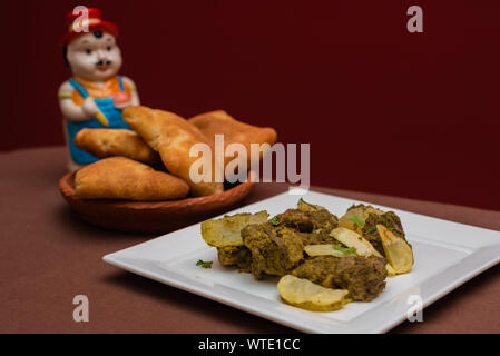 Indisches Huhn cafreal Teller mariniert mit viel Koriander (Cilantro), Ingwer, Knoblauch, Limettensaft zusammen mit trockenen Gewürzen und serviert mit Brot Stockfoto