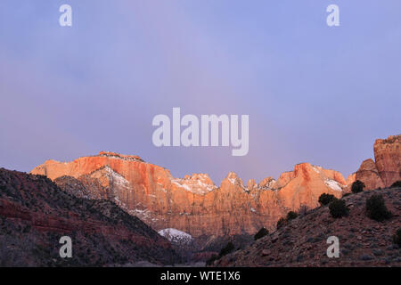 Dämmerung Himmel über die Türme der Jungfrau, der Zion National Park, Utah, USA Stockfoto