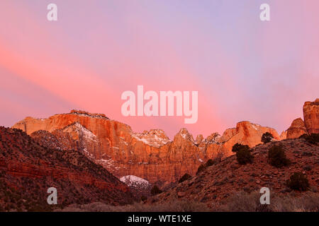 Dämmerung Himmel über die Türme der Jungfrau, der Zion National Park, Utah, USA Stockfoto