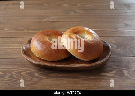 Einfache Bagels, Brot auf dem Tisch isoliert Stockfoto