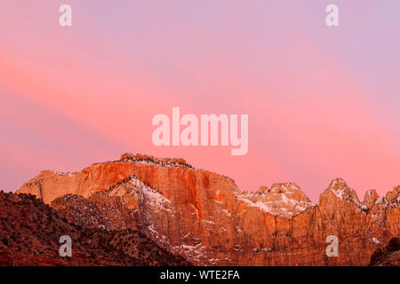 Dämmerung Himmel über die Türme der Jungfrau, der Zion National Park, Utah, USA Stockfoto