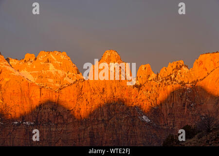 Dämmerung Himmel über die Türme der Jungfrau, der Zion National Park, Utah, USA Stockfoto