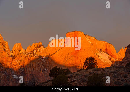 Dämmerung Himmel über die Türme der Jungfrau, der Zion National Park, Utah, USA Stockfoto