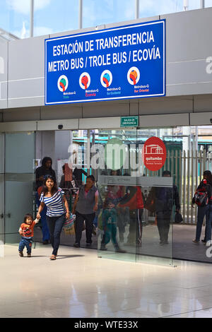 QUITO, ECUADOR - August 8, 2014: Nicht identifizierte Personen in das Terminal Terrestre Quitumbe (Terminal für Busse) in Quito, Ecuador Stockfoto
