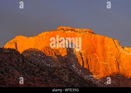 Dämmerung Himmel über die Türme der Jungfrau, der Zion National Park, Utah, USA Stockfoto