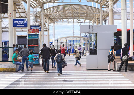 QUITO, ECUADOR - August 8, 2014: unbekannte Menschen zu Fuß auf den Einstiegsbereich des Nahverkehrs an Quitumbe in Quito, Ecuador Stockfoto