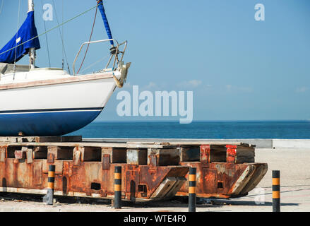 Segelboot im Trockendock. Stockfoto