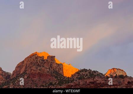 Dämmerung Himmel über die Türme der Jungfrau, der Zion National Park, Utah, USA Stockfoto