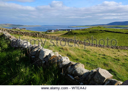 Outertown Straße mit Blick in Richtung Stromness Orkney, Schottland Stockfoto