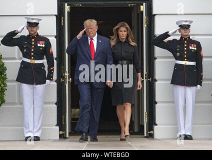 Washington, District of Columbia, USA. 11 Sep, 2019. Präsidenten der Vereinigten Staaten Donald J. Trumpf begrüßt, wie er und und die erste Dame Melania Trump aus der Diplomatischen Eingang entstehen, ein Moment der Stille, bei 8 zu beachten: 46 Uhr EST zum Gedenken an den 18. Jahrestag der Terroranschläge auf das World Trade Center in New York, New York und das Pentagon in Washington, DC am Mittwoch, September 11, 2019 Credit: Ron Sachs/CNP/ZUMA Draht/Alamy leben Nachrichten Stockfoto