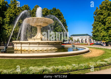 Warschau, Polen, Sommer Blick auf den Brunnen und Skulpturen in der Sächsischen Garten oder Ogrod saski Stockfoto