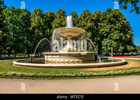 Warschau, Polen, Sommer Blick auf den Brunnen und Skulpturen in der Sächsischen Garten oder Ogrod saski Stockfoto