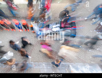 Lange Belichtung mit der Bewegungsunschärfe der Völker wandern am verkehrsreichen Straßen oder Basar Markt in Kemeralti Basars, Izmir, Türkei. Stockfoto