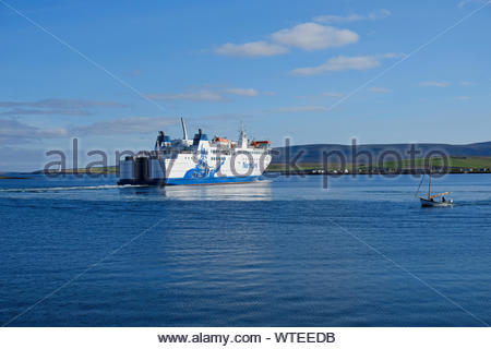 Northlink Auto- und Passagierfähre MV Hamnavoe verlassen Stromness Hafen Orkney, für Scrabster auf dem Festland Schottland Stockfoto