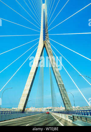 Cadiz, Spanien - 23. Juni 2019. Die Verfassung von 1812, auch bekannt als Brücke oder La Pepa Brücke, mit der Cadiz downtown im Hintergrund. Cadiz. Andal Stockfoto