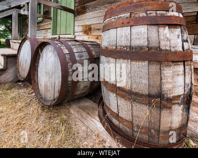 Fässer vor jarvie Store und Home, John jarvie Historisches Anwesen, Braun Park, Utah. Stockfoto