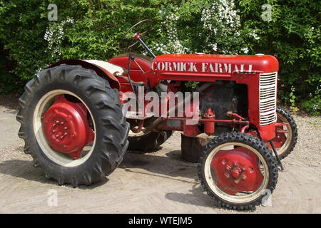 Arnhem, Niederlande - 17. Mai 2015: Rot Mc Cormick Farmall Schlepper steht in Ruhe. Stockfoto