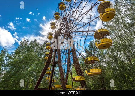 Ein großes Rad in Pripyat Stadt, mit den Bäumen, der den Bereich in Tschernobyl. Stockfoto