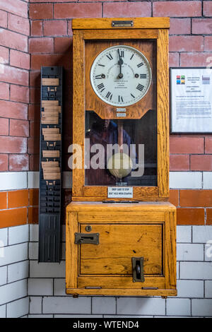 Zeiterfassung in der Uhr im Werk Eingang Stockfoto