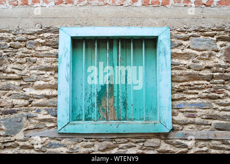 Blaues Fenster und Rollläden auf Stein mauer. Hintergrund. Stockfoto