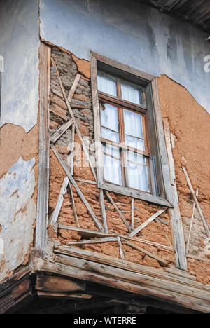Die Wände des Hauses sind sehr vom Alter zerstört. Hintergrund. Stockfoto