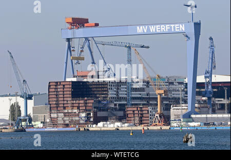 Rostock, Deutschland. 11 Sep, 2019. Im Dock der Warnemünde Werft in MV Werften der 216 Meter langen mittleren Abschnitt der globale Klasse Kreuzfahrtschiff ist im Bau. Das Schiff ist über 342 Meter lang, 54 Meter breit und 60 Meter hoch mit 20 Etagen vom Kiel bis zu den Schornstein zu sein. Wie das Unternehmen mitteilte, ist das größte Kreuzfahrtschiff der Welt. Quelle: Bernd Wüstneck/dpa-Zentralbild/ZB/dpa/Alamy leben Nachrichten Stockfoto