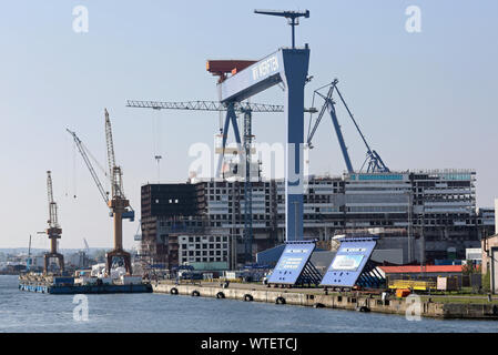 Rostock, Deutschland. 11 Sep, 2019. Im Dock der Warnemünde Werft in MV Werften der 216 Meter langen mittleren Abschnitt der globale Klasse Kreuzfahrtschiff ist im Bau. Das Schiff ist über 342 Meter lang, 54 Meter breit und 60 Meter hoch mit 20 Etagen vom Kiel bis zu den Schornstein zu sein. Wie das Unternehmen mitteilte, ist das größte Kreuzfahrtschiff der Welt. Quelle: Bernd Wüstneck/dpa-Zentralbild/ZB/dpa/Alamy leben Nachrichten Stockfoto