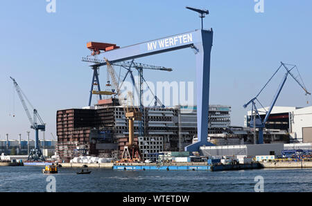 Rostock, Deutschland. 11 Sep, 2019. Im Dock der Warnemünde Werft in MV Werften der 216 Meter langen mittleren Abschnitt der globale Klasse Kreuzfahrtschiff ist im Bau. Das Schiff ist über 342 Meter lang, 54 Meter breit und 60 Meter hoch mit 20 Etagen vom Kiel bis zu den Schornstein zu sein. Wie das Unternehmen mitteilte, ist das größte Kreuzfahrtschiff der Welt. Quelle: Bernd Wüstneck/dpa-Zentralbild/ZB/dpa/Alamy leben Nachrichten Stockfoto