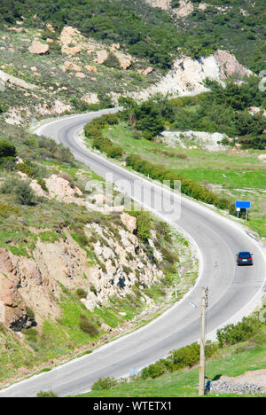 Straße mit dem Auto führt durch die Berglandschaft in S geschwungene Straße. Hintergrund. Stockfoto