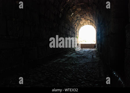 Dunkle Tunnel zum Licht. Mai symbolisieren Weg zum Himmel nach dem Tod, der klinische Tod, Flucht, Exit, Freiheit. Hintergrund. Stockfoto