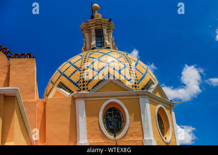 Heiligtum der Virgen de los Remedios in der archäologischen Zone von Cholula, Puebla, Mexiko. Tlachihualtépetl. Puebla hat den mexikanischen Traditionen: Gastronomische, koloniale Architektur und Keramik. Malte talavera Fliesen schmücken den alten Gebäuden. Die Kathedrale von Puebla, im Stil der Renaissance, hat eine hohe Kirchturm mit Blick auf den Zocalo, dem zentralen Platz oder Zócalo. Ich historische. Architektur ist ein UNESCO-Weltkulturerbe. Sehenswürdigkeiten: Kathedrale, Tempel der Gottesmutter von Concord, ehemaligen Carolino College, Palafoxiana Bibliothek, Tempel von Santo Domingo. (© Foto: LuisGutierrez/NortePhoto. c Stockfoto