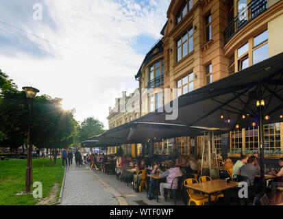 Iwano-frankiwsk: Haus, Restaurant Fabbrica, Rathaus (hinten) in der Oblast Ternopil, Ukraine Stockfoto