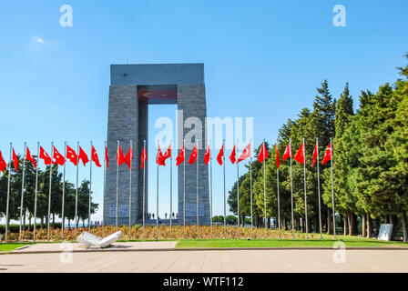 Die canakkale Martyrs Memorial mit Türkischen Fahnen, Gallipoli, Canakkale, Türkei Stockfoto