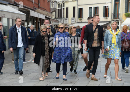 Venedig, Italien. Ehemalige First Lady und US-Außenministerin Hillary Clinton sitzt auf der künstlerischen Installation des amerikanischen Künstlers Kenneth Goldsmith Stockfoto