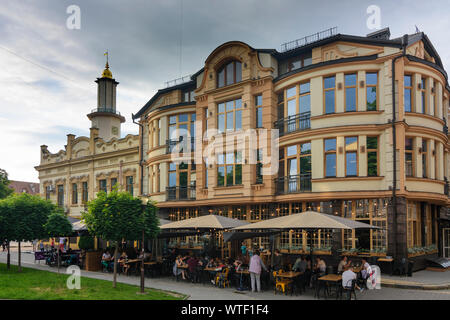 Iwano-frankiwsk: Haus, Restaurant Fabbrica, Rathaus (hinten) in der Oblast Ternopil, Ukraine Stockfoto