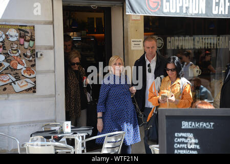 Venedig, Italien. Ehemalige First Lady und US-Außenministerin Hillary Clinton sitzt auf der künstlerischen Installation des amerikanischen Künstlers Kenneth Goldsmith Stockfoto