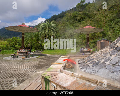 Taiping-Berg, Taiwan - 15. Oktober 2016: Eiern und Gemüse gekocht wird, in das Wasser der Thermalquellen in Taiwan Stockfoto