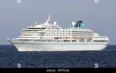 Rostock, Deutschland. 11 Sep, 2019. Das Kreuzfahrtschiff "AMERA" der Reederei Phoenix Reisen Segeln auf der Ostsee vor Warnemünde in Richtung Rostock es andocken. Die 205 Meter lange Schiff mit 419 Kabinen hat bis zu 835 Passagiere an Bord. Quelle: Bernd Wüstneck/dpa-Zentralbild/ZB/dpa/Alamy leben Nachrichten Stockfoto