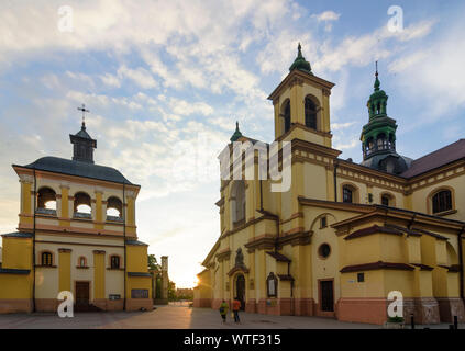 Iwano-frankiwsk: Stiftskirche (links), Precarpathian Art Museum (ehemalige Pfarrkirche Jungfrau Maria), Sheptytsky Platz, Oblast Iwano-frankiwsk, Ukr Stockfoto