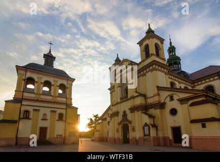 Iwano-frankiwsk: Stiftskirche (links), Precarpathian Art Museum (ehemalige Pfarrkirche Jungfrau Maria), Sheptytsky Platz, Oblast Iwano-frankiwsk, Ukr Stockfoto