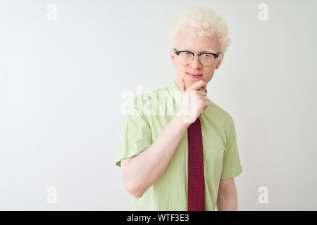 Junge albino Geschäftsmann mit Hemd und Krawatte stehend über isoliert weißer Hintergrund schaut zuversichtlich in die Kamera mit einem Lächeln mit verschränkten Armen ein Stockfoto