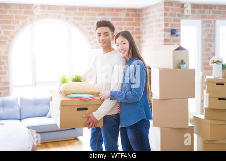 Schöne junge asiatische Paar glücklich und lächelnd aufgeregt, um zu einer neuen Heimat verschieben Stockfoto