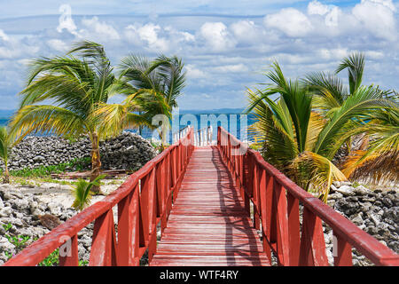 Red Pier auf einer tropischen Insel. Stockfoto