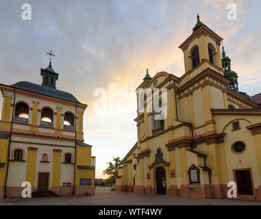 Iwano-frankiwsk: Stiftskirche (links), Precarpathian Art Museum (ehemalige Pfarrkirche Jungfrau Maria), Sheptytsky Platz, Oblast Iwano-frankiwsk, Ukr Stockfoto