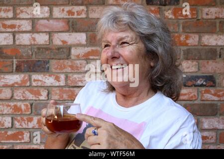 Schönen natürlichen Senior Frau genießen eine Tasse Kaffee und eine gute Zeit Stockfoto