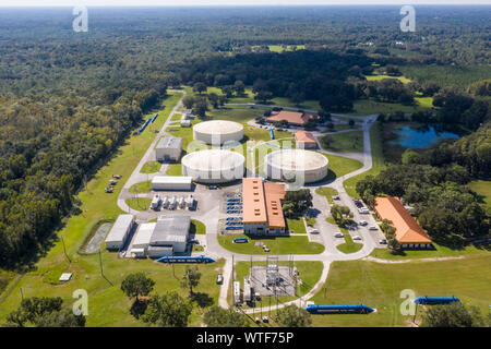 Aus der Vogelperspektive auf die Tampa Bay Wasserpumpstation mit Lagertanks und die umliegende Waldlandschaft. Stockfoto