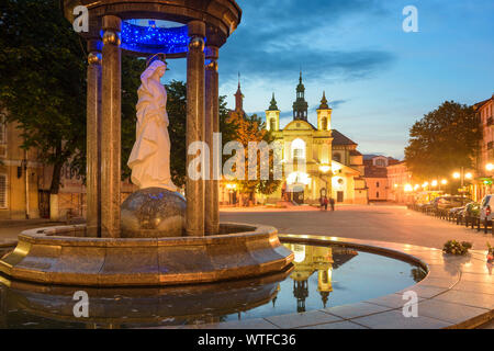Iwano-frankiwsk: Precarpathian Art Museum (ehemalige Pfarrkirche Jungfrau Maria), Sheptytsky Square, Brunnen, Iwano-frankiwsk Oblast, Ukraine Stockfoto